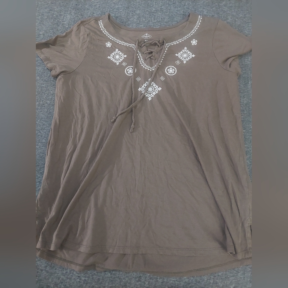EUC St johns Bay brown with white embroidery lace-front XLT tee